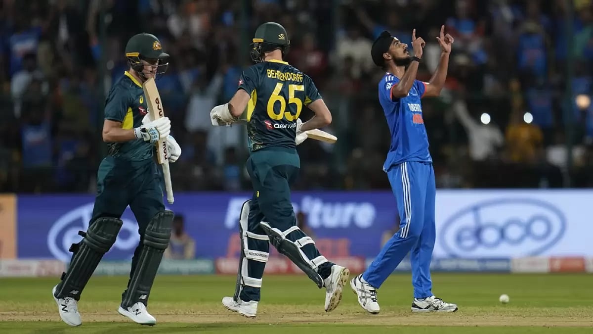 Arshdeep Singh (R) celebrates as India win the fifth T20I against Australia in Bengaluru.