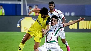 Mohun Bagan Super Giants player trying to take control on the ball against Hyderabad FC in ISL fixture