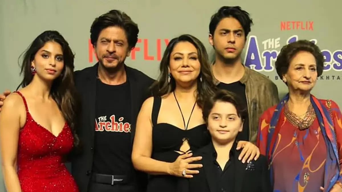 Shah Rukh Khan with his family cheers for Suhana Khan