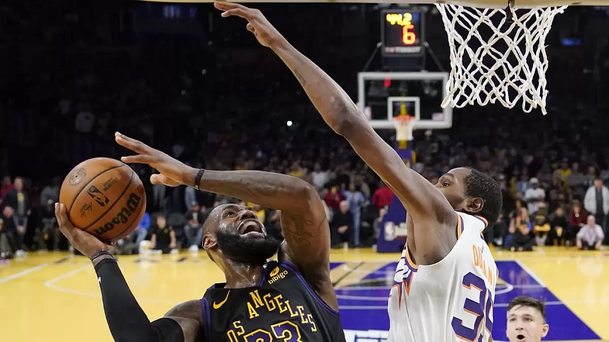 LeBron James' Controversial Timeout Sparks Debate as Lakers Reach In-Season Tournament Semifinal - null