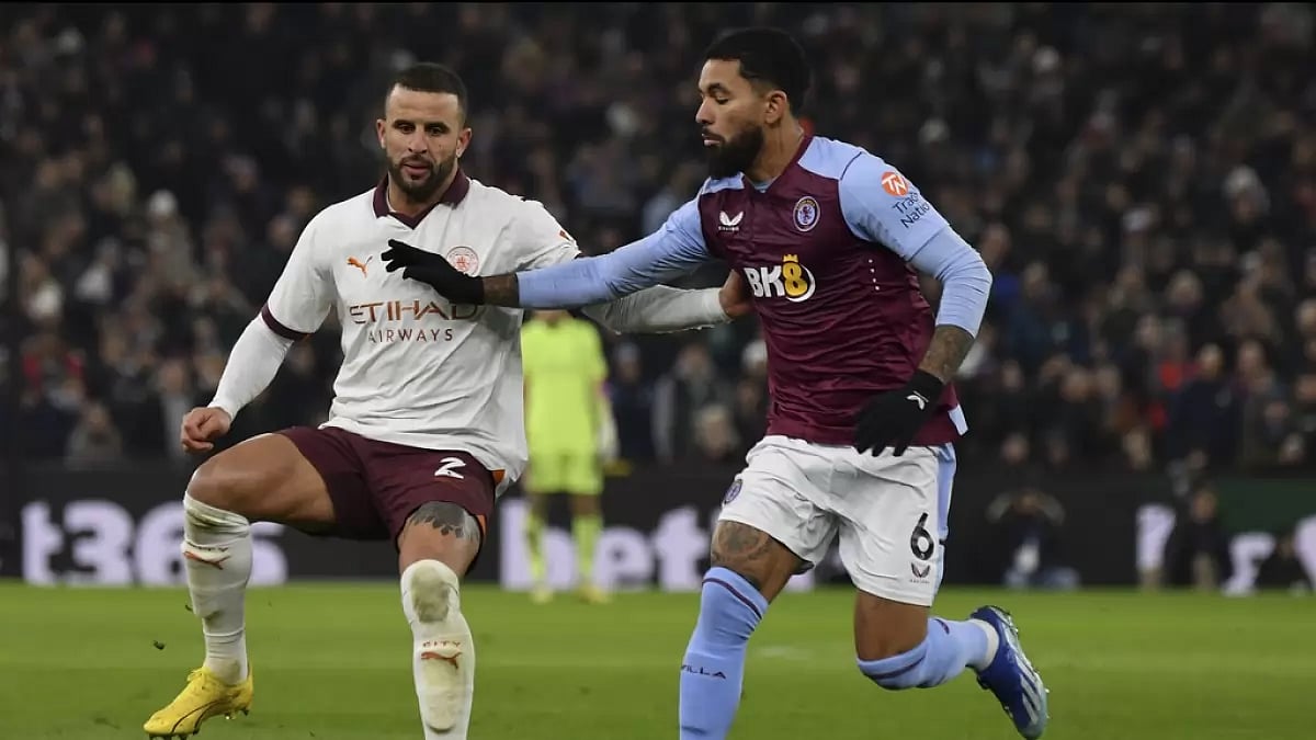 Manchester City's Kyle Walker, left, and Aston Villa's Douglas Luiz vie for the ball during the EPL match between Aston Villa and Manchester City