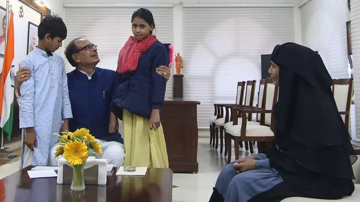 Shivraj Singh Chouhan with Sameena Bi and her children