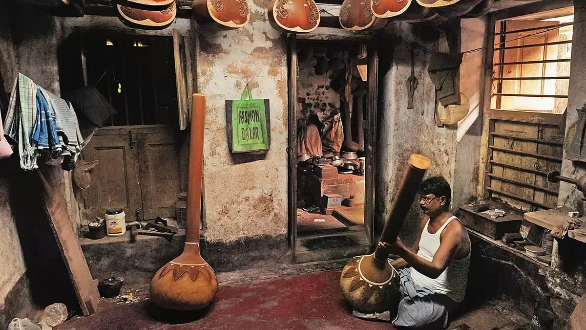 Uday Haldar owned a factory in Dadpur. Due to a shortage of funds, he now works at a factory at Bara