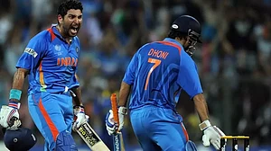 MS Dhoni (right) and Yuvraj Singh (left) playing for India