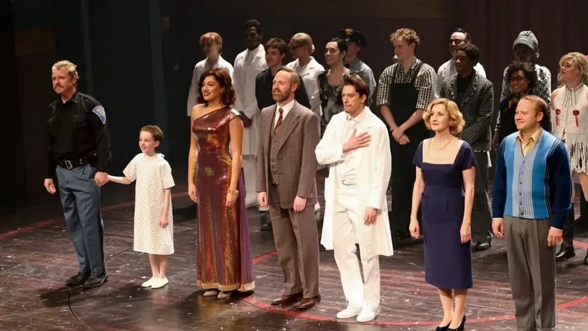  Actors taking the curtain call. 