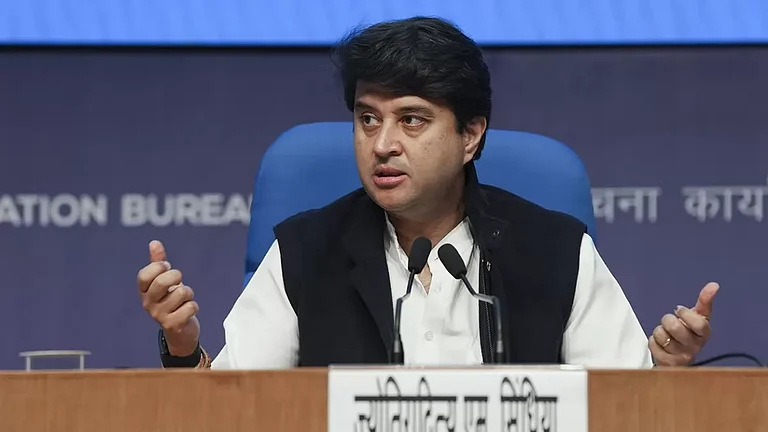 Jyotiraditya Scindia on congestion at airports - null