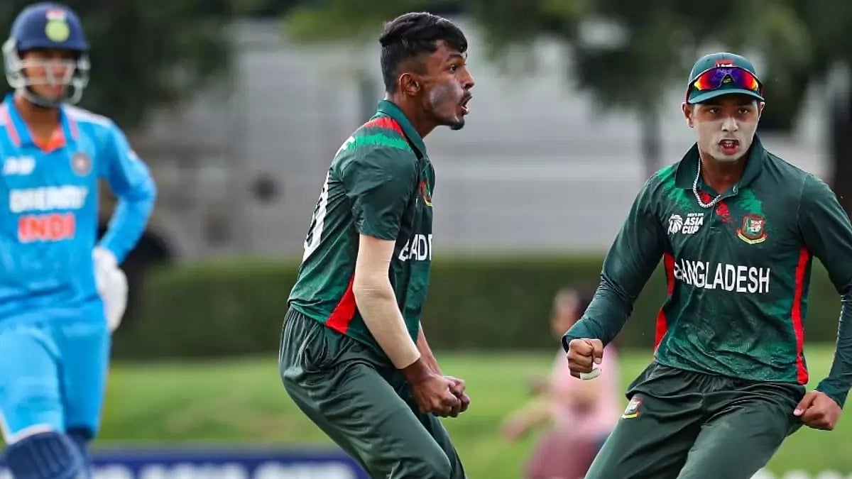 Bangladesh players celebrate an Indian wicket