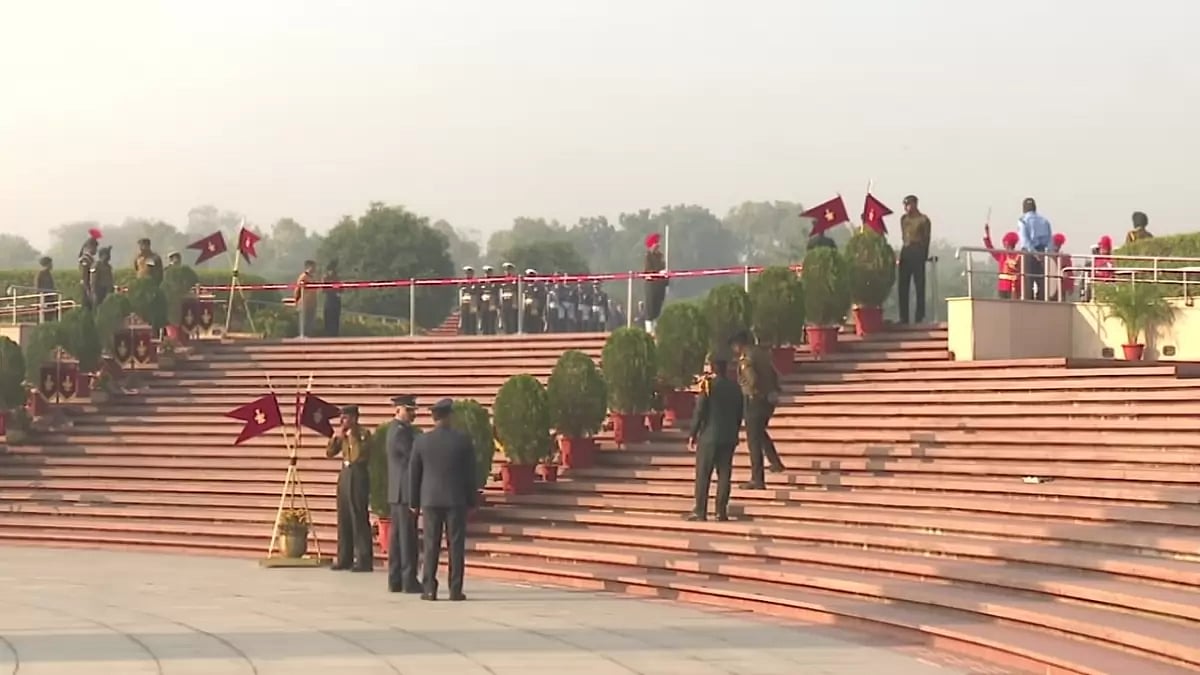 Rajnath Singh paid tribute to soldiers on Vijay Diwas