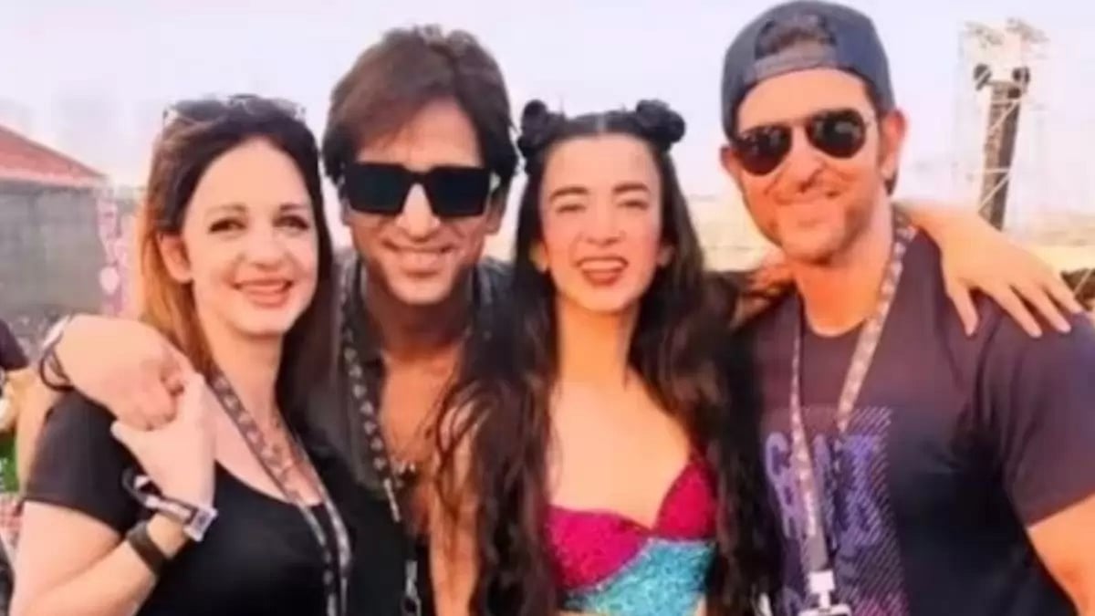 Hrithik Roshan With Ex-Wife Sussanne Khan Along With Arslan Goni, Saba Azad