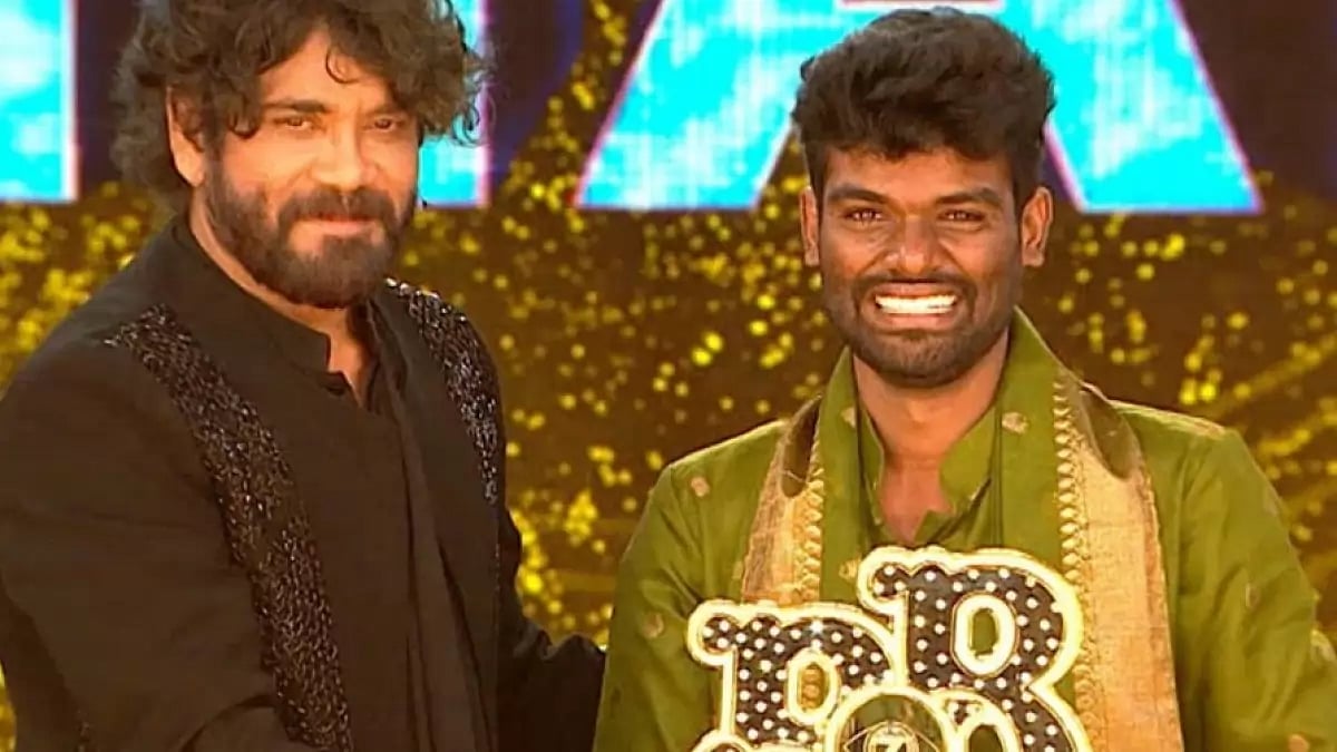 Nagarjuna with Pallavi Prashanth at the grand finale