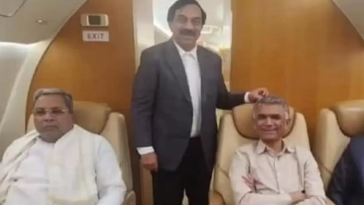 Karnataka CM Sidaramaiah travelling in luxury jet