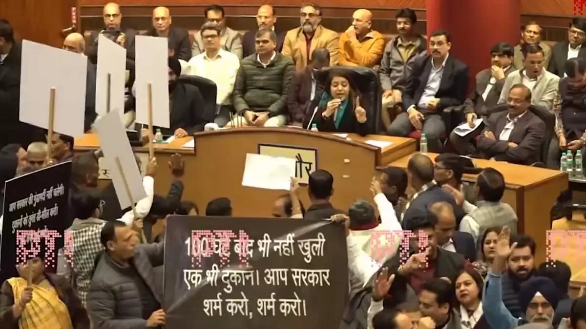 BJP councillors stage protest during MCD meeting.