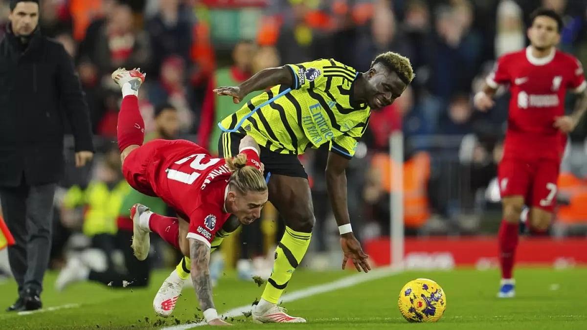 Kostas Tsimikas (left) challenged by Bukayo Saka (right) in Liverpool Vs Arsenal