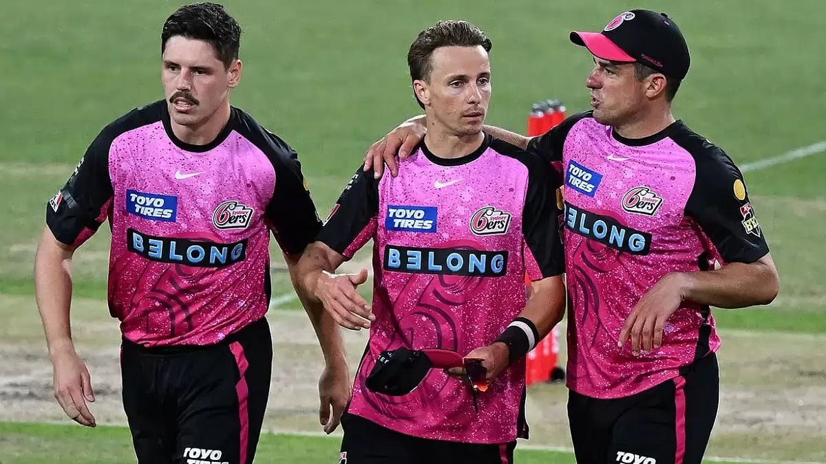Sydney Sixers' Tom Curran (C) and Moises Henriques (R) in action at a Big Bash League match.