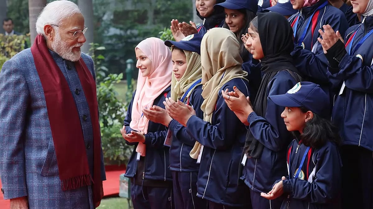 Students from J & K meets PM Modi