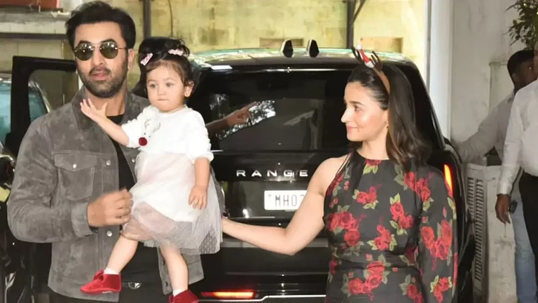 Ranbir Kapoor, Alia Bhatt With Daughter Raha - null