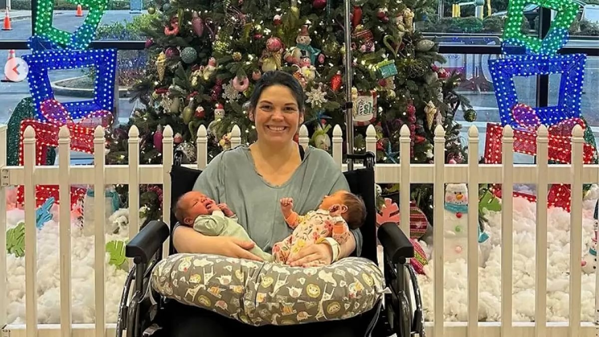  Kelsey Hatcher with her twin daughters