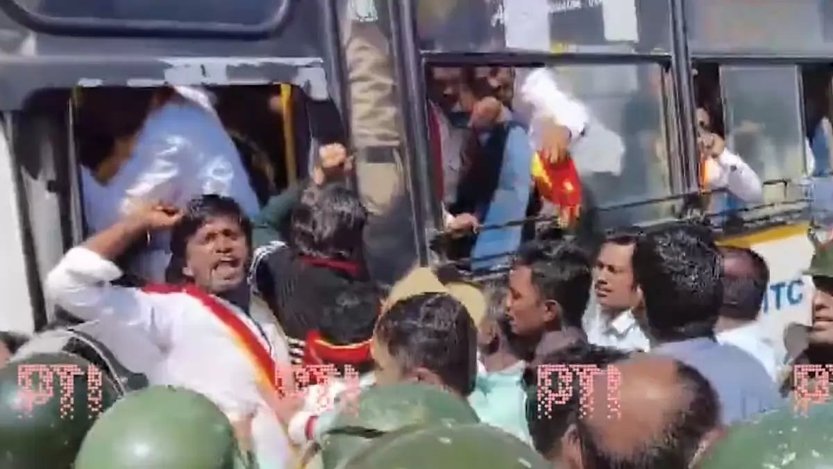 Members of Karnataka Rakshana Vedike hold protest over demand of Kannada language usage row.