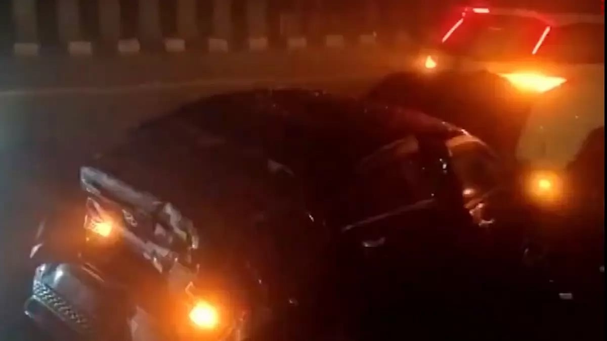 Cars collided due lack of visibility from fog in Agra-Lucknow Expressway.
