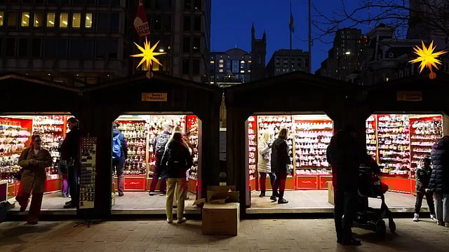 Americans Defy Financial Anxiety And Boost Holiday Spending Despite Higher Costs