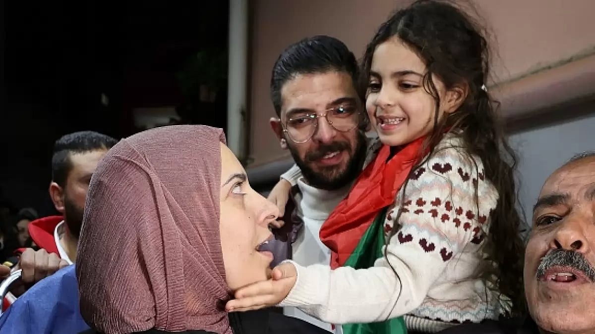 Fatima Shaheen' daughter Aylool caresses her mother's cheek after her release from an Israeli prison