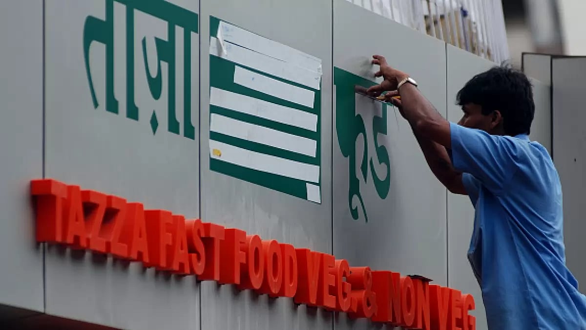 Shopkeepers changing name boards from English to Marathi at Mahim following the MNS threat (2008)