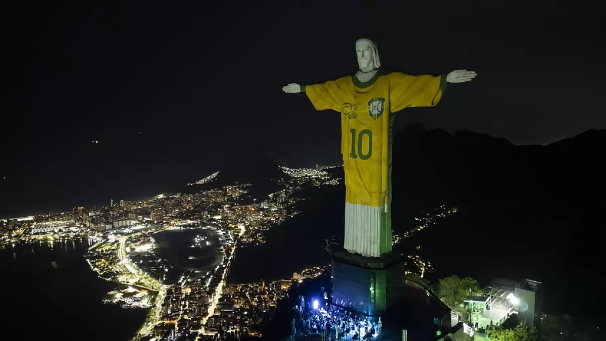 Christ the Redeemer dons Pele's iconic jersey on his death anniversary