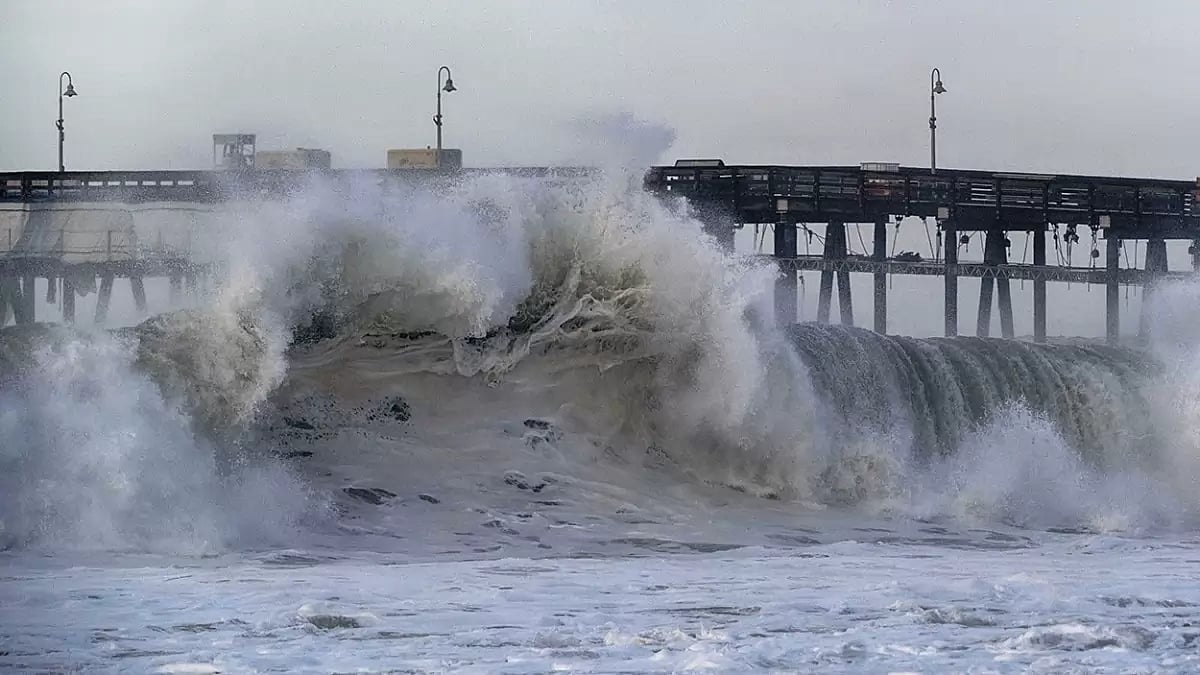 Storm hits California coast