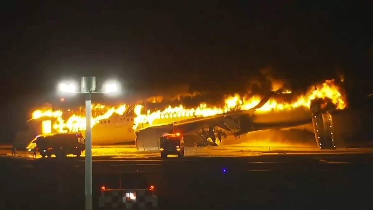 Japan Airlines plane caught fire at Tokyos Haneda airport on January 2, 2024