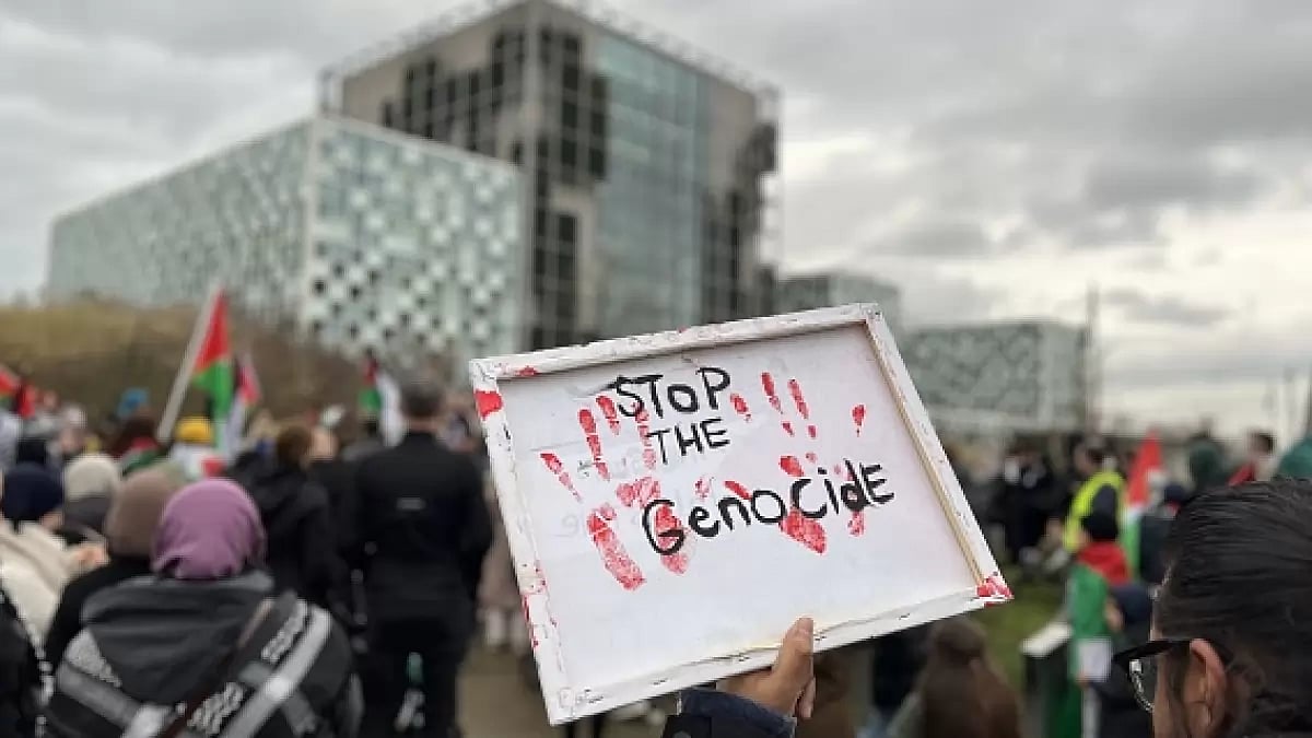 Children and their families holding Palestinian flags and banners (representative image)