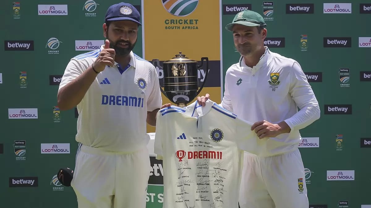 Rohit Sharma (L) hands a signed Indian team jersey to Dean Elgar after the second Test against South Africa in Cape Town.