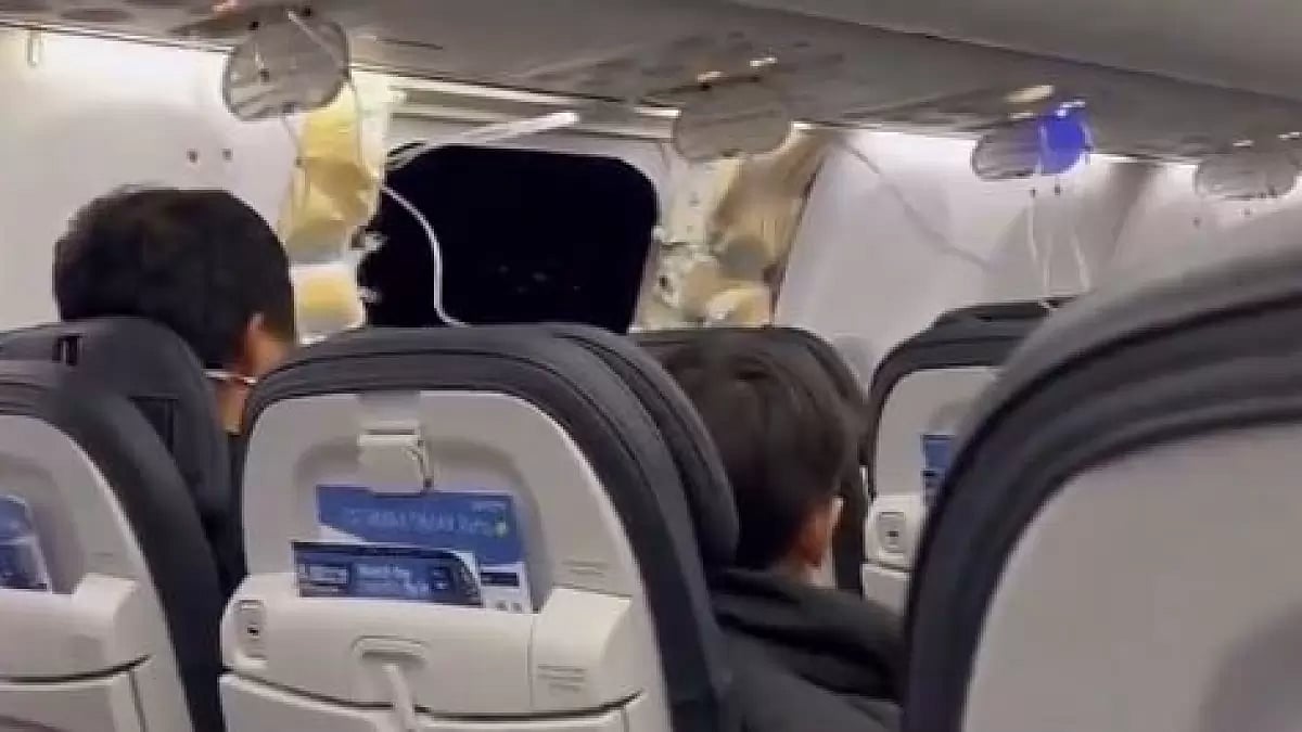 Flight of Alaska Airlines with blown-out window