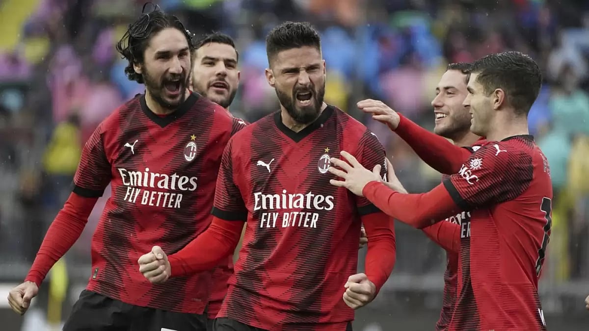 AC Milan teammates celebrate a goal with Olivier Giroud (c)