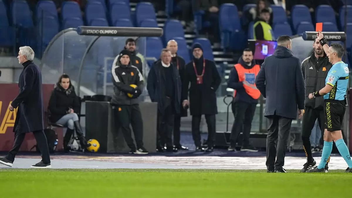 Referee Gianluca Aureliano, right, shows a red card to Jose Mourinho, left, during the Serie A football match between AS Roma and Atalanta, at Rome's Olympic Stadium.