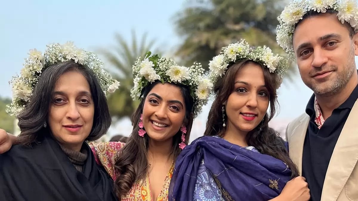 Imran Khan poses with family and girlfriend Lekha Washington