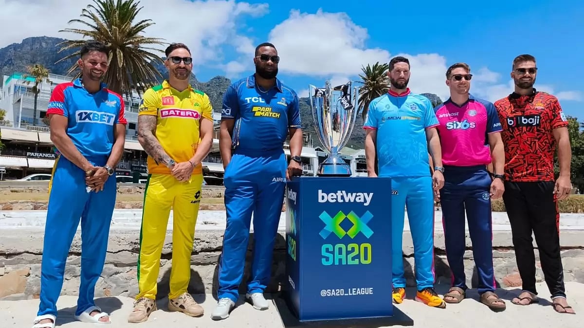 Captains pose with the SA20 trophy 