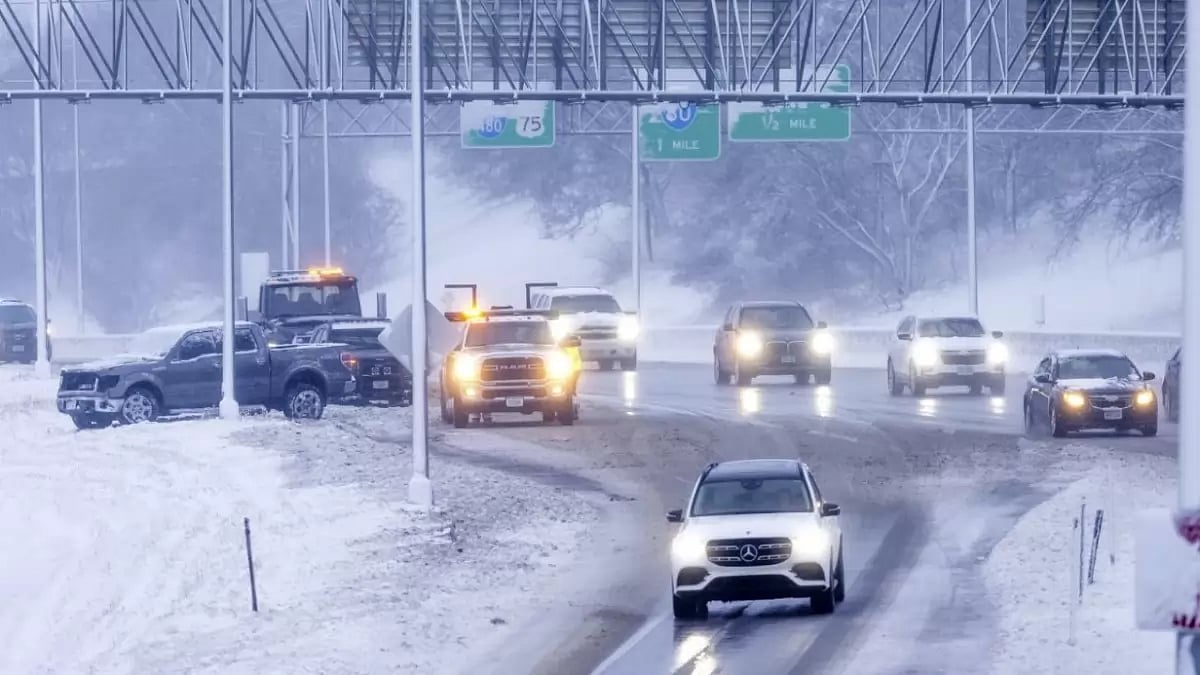 Omaha police and a tow truck respond to an accident. - null
