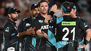 New Zealand celebrate a wicket during their 1st T20I against Pakistan at Auckland