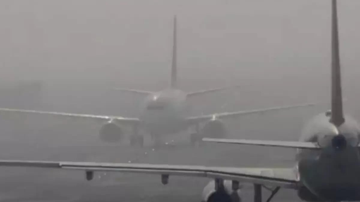 Fog hampers flight operations at Delhi airport.