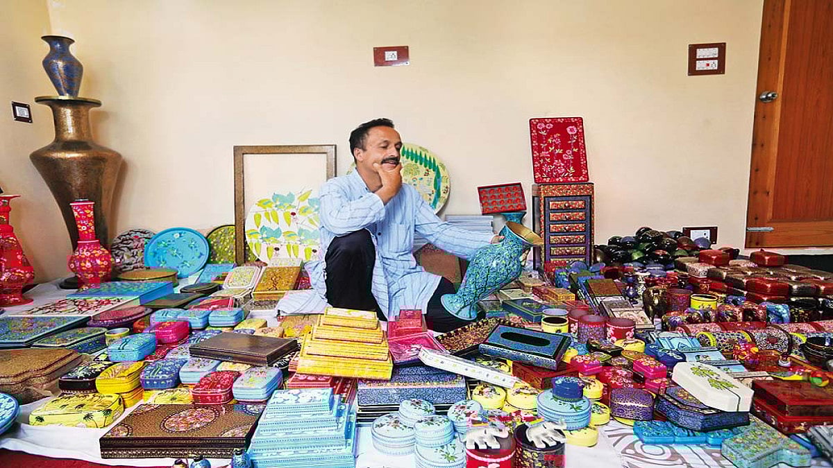 Artist Weaves Memories Of A Vintage Srinagar