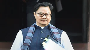 Some People Prefer To Glorify English Speakers: Rijiju
