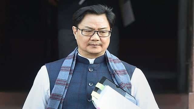 Some People Prefer To Glorify English Speakers: Rijiju