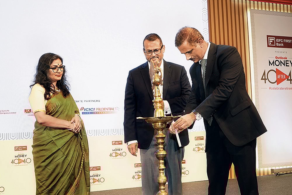 V. Vaidyanathan, MD and CEO, IDFC FIRST Bank, lights the lamp at the inaugural ceremony in the presence
of Indranil Roy, CEO, Outlook Group, and Nidhi Sinha, Editor, Outlook Money.