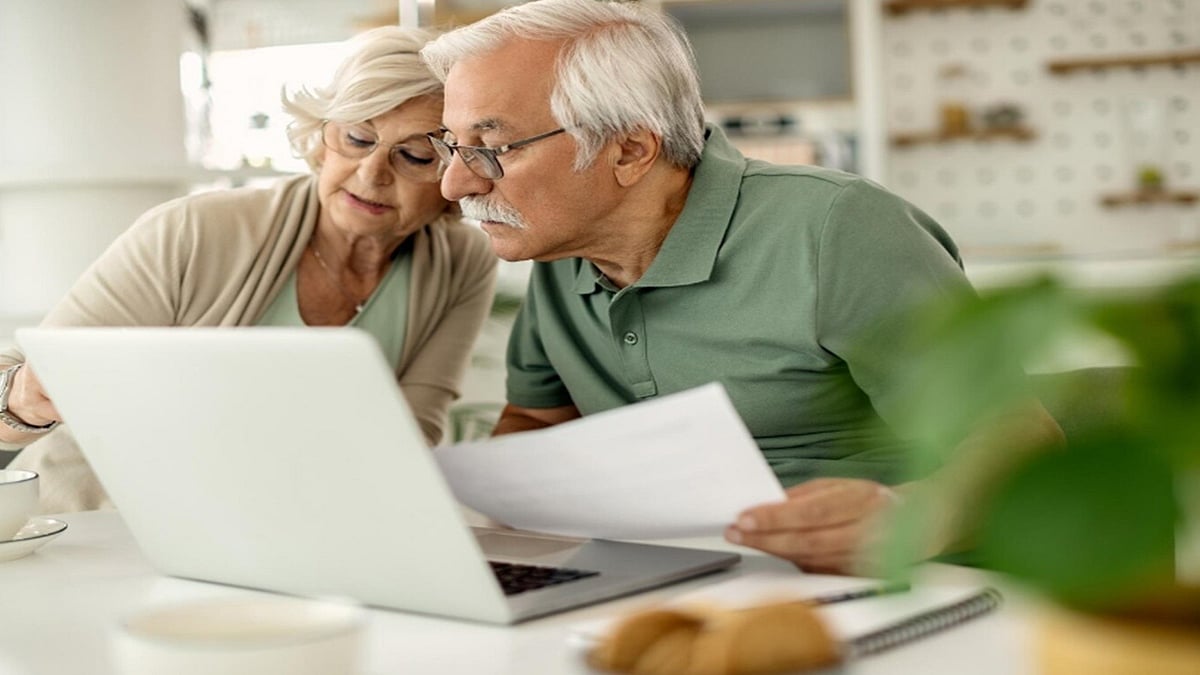 Freepik : Senior citizens sometimes make mistakes while choosing between the Old Tax Regime and the New Tax Regime.