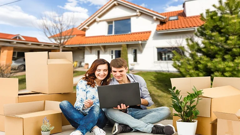 The process of unpacking becomes easier when you use labelled boxes to stay organized. - Freepik