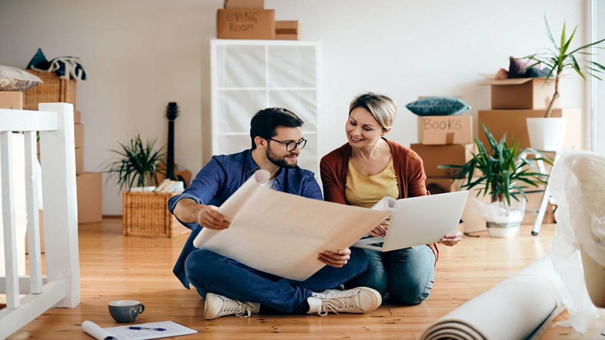 Freepik : Before you get a home improvement loan, you should evaluate different lenders interest rates and terms. 