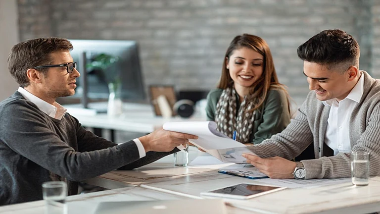 Lenders tend to provide larger loan amounts through secured loans because of the presence of collateral. - Freepik