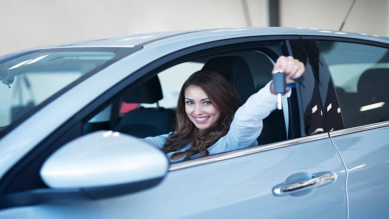 A used car demands a complete evaluation of its interior and exterior sections. - Freepik