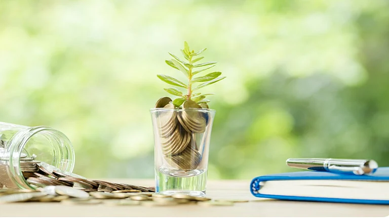 Falling markets present the best opportunity to continue SIPs, as they allow investors to accumulate more units at lower prices, average down costs, and position themselves for the next bull run. - Freepik