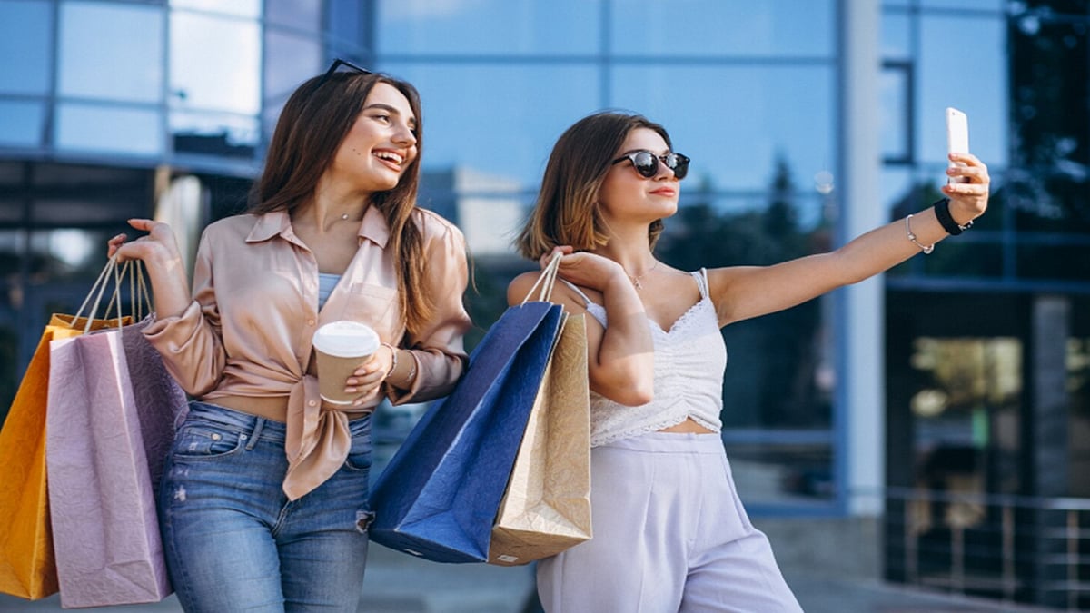 Freepik : If you stick to your shopping list, the chances of overshooting your shopping budget will be smaller. 